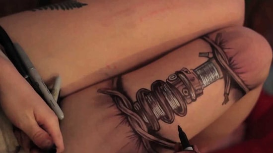 Bacağına Hızlı ve Öfkeli Afişi Çizen Kız