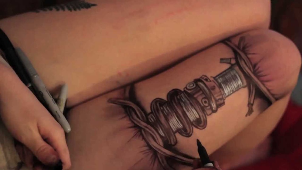 Bacağına Hızlı ve Öfkeli Afişi Çizen Kız