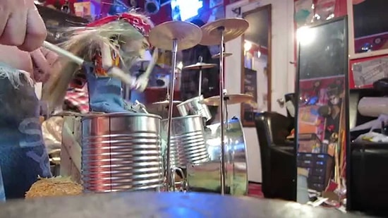 Kuklasıyla İnanılmaz Şekilde Bateri Çalan Adam