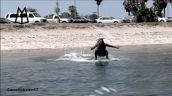 Sörf Tahtasını Kaykay Gibi Kullanan Adam