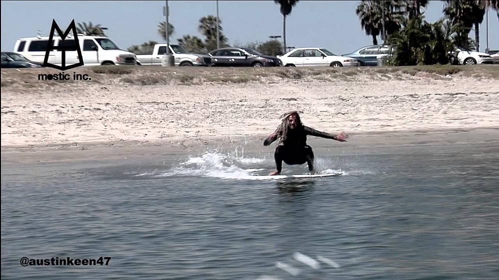 Sörf Tahtasını Kaykay Gibi Kullanan Adam