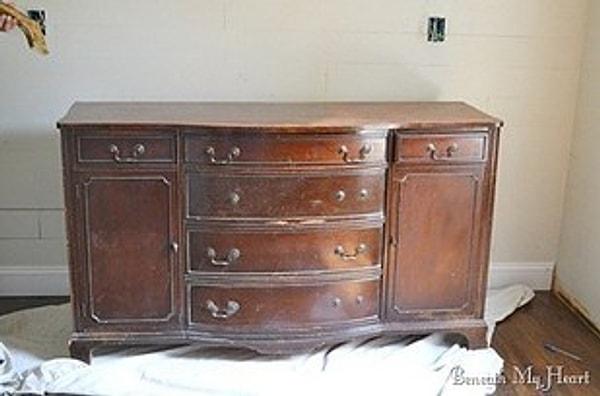 9. Eskimiş mobilyalarınızı atmak yerine onları vintage duruşlu bir banyo tezgahı haline getirebilirsiniz.