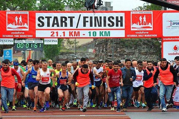 8. Vodafone İstanbul Yarı Maratonu’nda koşan insanlar