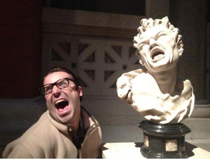 İki Kültürlenelim Diye Gittikleri Müzelerde Eğlenmeyi de İhmal Etmemiş 18 Ziyaretçi