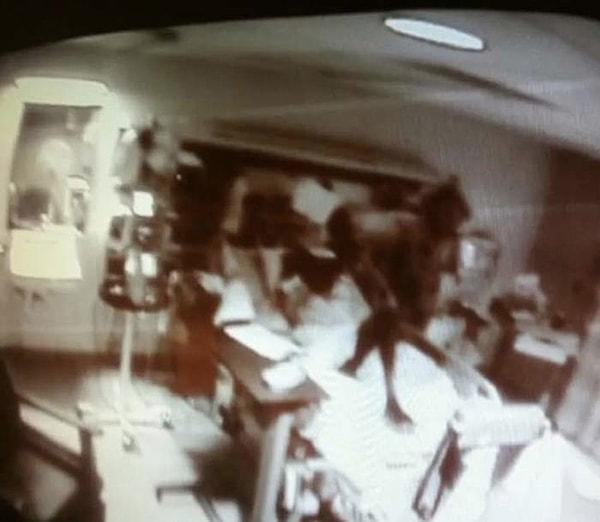 9. Bir hastane kamerasının bir hastanın üzerinde yakaladığı karanlık bir ruh, hasta birkaç saat sonra ölmüş.