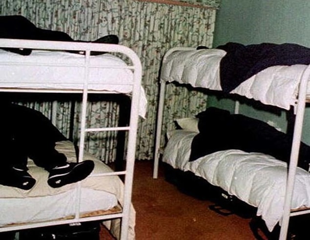 14. 1997 yılında gerçekleşen San Diego, Kaliforniya'daki Heaven's Gate intiharından sonraki görüntü.