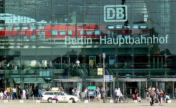Modern mimari tasarımına göre, 26 Mayıs 2006'da yeniden inşa edilen istasyon;  Almanya'nın başkenti Berlin'de bulunur.