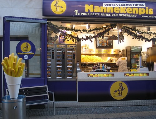 Köşedeki dükkandan patates kızartması alıp, yürüyerek yemek.
