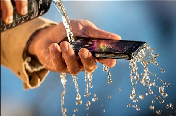 8. Japonya'da cep telefonlarının %90'ı su geçirmezdir çünkü Japon gençleri duşta dahi telefon kullanmaktadırlar.