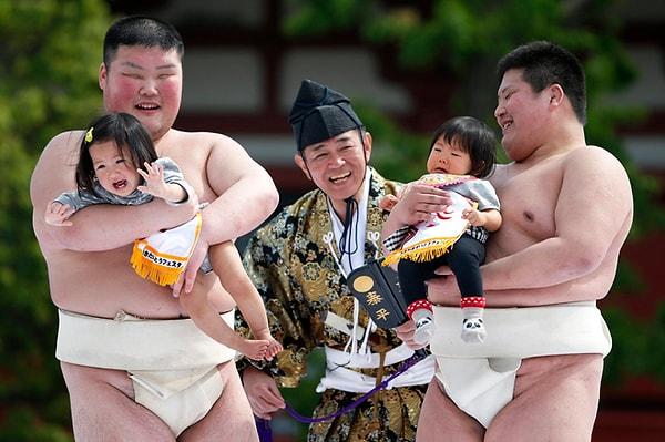 20. Japonya'da bebeklerin yüksek sesle ağlamasının kötü ruhları uzaklaştırıp sağlıklı bir yaşam sağladığına inanılıyor.