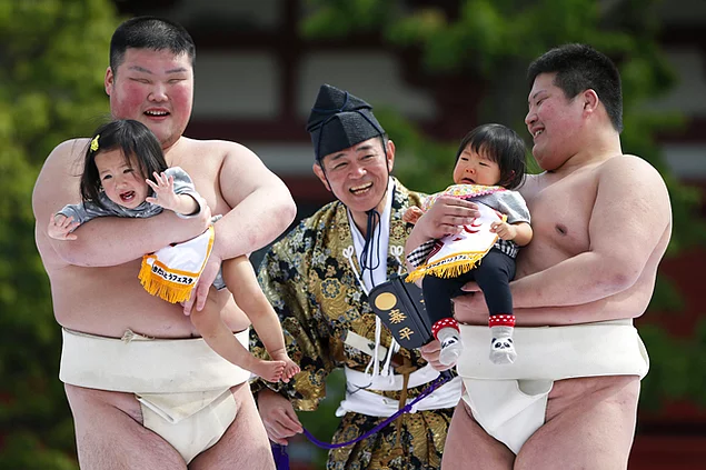 Japonya'da bebeklerin yÃ¼ksek sesle aÄŸlamasÄ±nÄ±n kÃ¶tÃ¼ ruhlarÄ± uzaklaÅŸtÄ±rÄ±p saÄŸlÄ±klÄ± bir yaÅŸam saÄŸladÄ±ÄŸÄ±na inanÄ±lÄ±yor.
