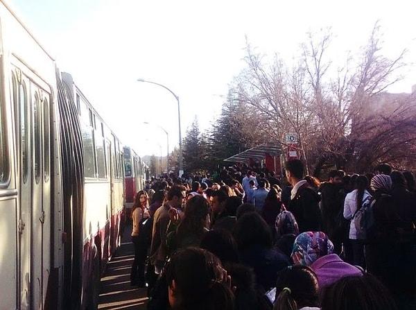 3. Ankara'da öğrenciler okula gidebilmek için resmen acı çekiyor...