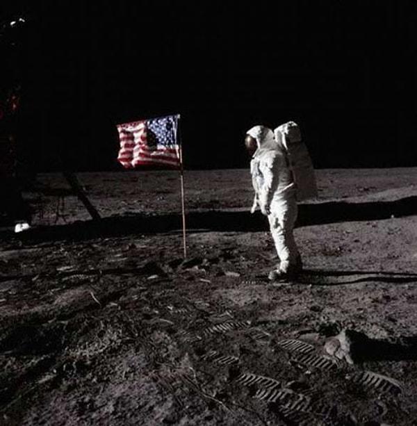1. Atmosfer olmayan ayda dalgalanan bayrak