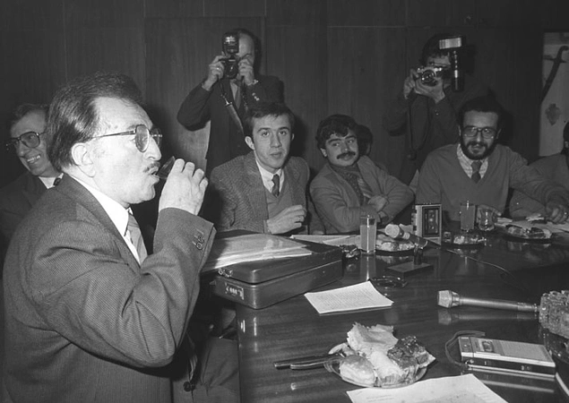 Radyasyonlu çay içen Bakan Cahit Aral: 'İçiniz rahat olsun.'