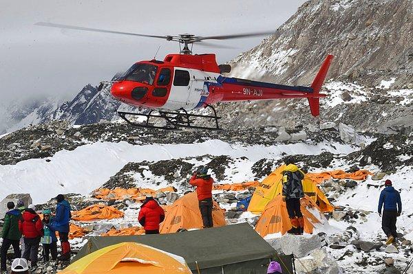 Everest'te 200 kişi mahsur