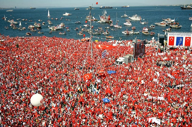 8. Vatanı için gerektiğinde sokaklara dökülebilecek cesur ve iyi kalpli bir halk.