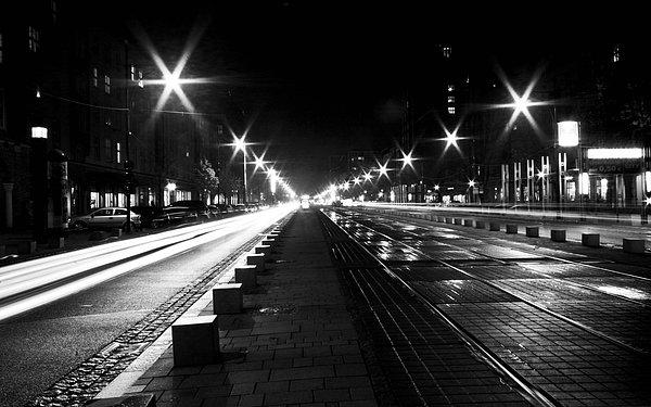 13. "Genelde sokak ışıkları kırılmış oluyor ve etraf zifiri karanlığa boğuluyor.