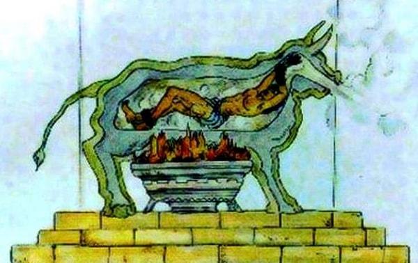 4. Pirinç Boğa olarak bilinen bu cezalandırma yönteminde mahkum kişi içi boş bir bronz boğa heykelinin içine kapatılır.