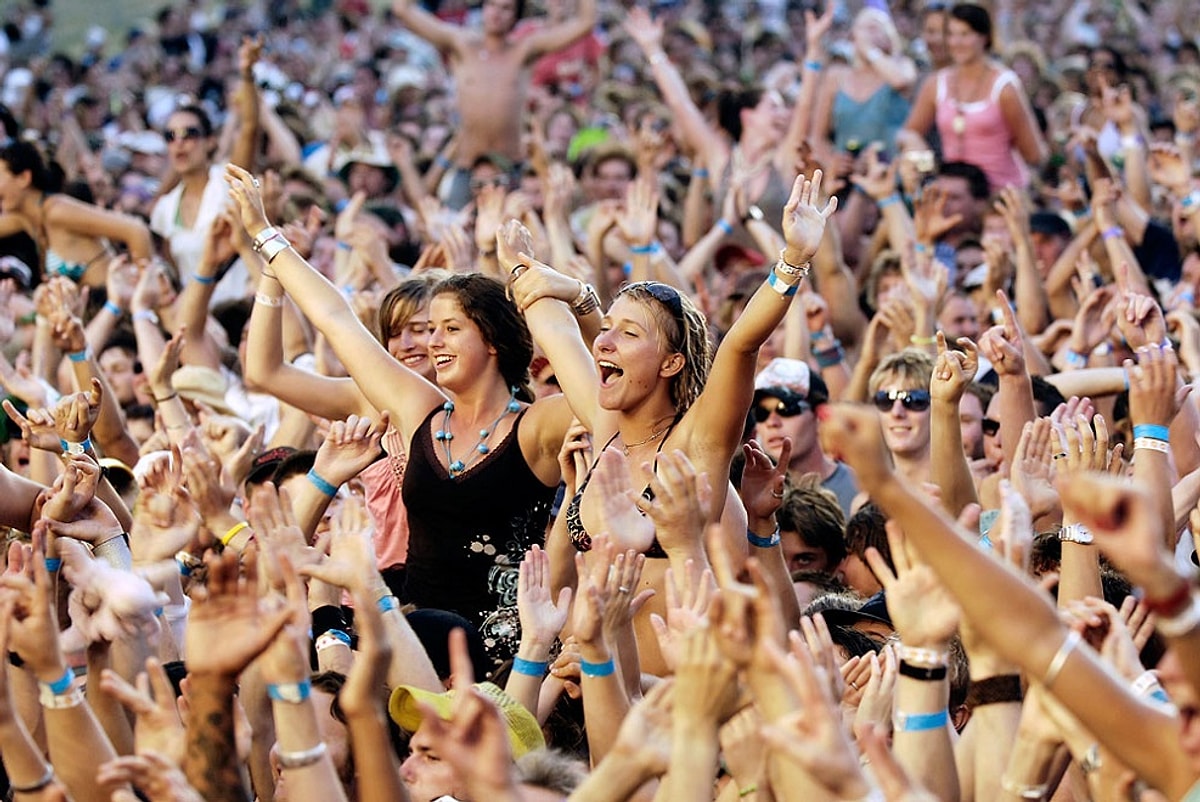 Бабищи толпа. Толпа фанаток. Толстухи в купальниках. Бабищи толпа. Бабищи толпа.