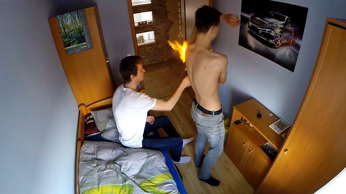 Koltuk Altına Deodorant Sıkan Çocuğu Çakmakla Alevler İçinde Bırakmak