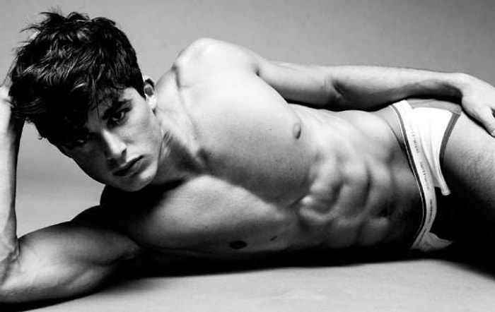 Pi'yi Üç Alsanız Bile Çekiciliğinden Hiçbir Şey Kaybetmeyen Matematik Öğretmeni: Pietro Boselli