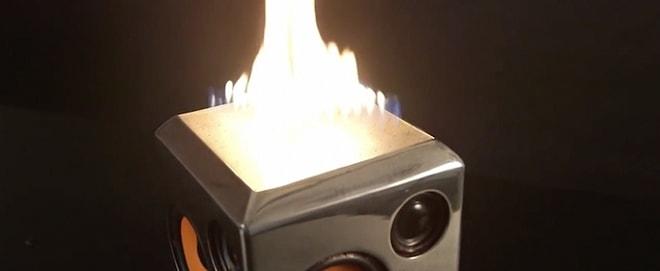 Ritme Göre Üzerindeki Deliklerden Ateş Püsküren Hoparlör: Sound Tourch