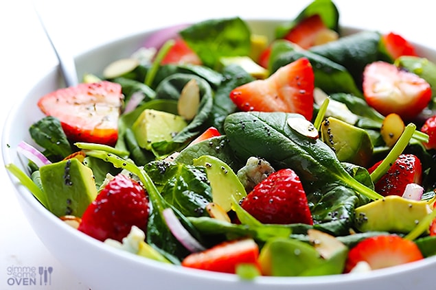 13. Patates salatası yerine çilekli ıspanak salatası