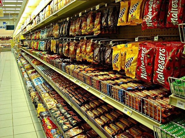 4. Markete girdiğimizde, ne olduğunu anlamadan gözümüzü abur-cubur reyonunda açmamız.