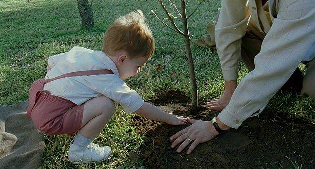 14. Size doğayı ve canlıları sevmeniz gerektiğini öğretti. İlk fidanınızı onunla birlikte toprağa diktiniz. Size, çiçeklerin dalından koparılmadan nasıl koklanılabileceğini gösterdi.