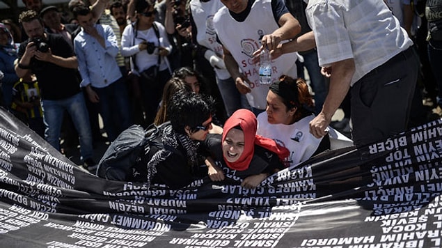 301 işçinin hayatını kaybettiği Soma katliamının yıl dönümü dolayısıyla ilk miting dün Şehit Madenci Aileleri ve Sosyal Haklar Derneği’nin çağrısıyla düzenlendi.