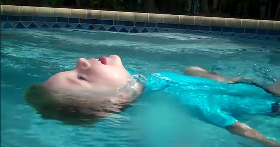 1 Yaşındaki Çocuğun Kıskandıran Yüzme Yeteneği