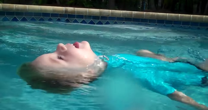 1 Yaşındaki Çocuğun Kıskandıran Yüzme Yeteneği
