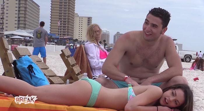 Reşit Olmayan Kızın Sırtına Güneş Yağı Sürerken Babası Gelirse | Şaka İçerir