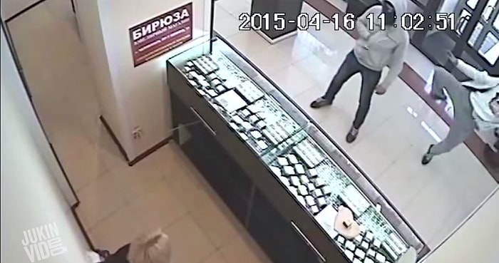 Soyguncuyu Bir Tekme ile Etkisiz Hale Getiren Adam | Headshot İçerir