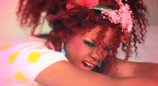 1. Rihanna, 26 yaşında 13 hit yapan tek kadın sanatçı olarak kayıtlara geçmiştir