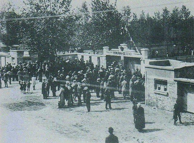 14. 1930'lu yıllar | Fenerbahçe Stadı'nın giriş kapısı
