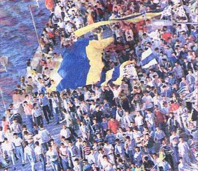 30. 1996 Mayıs İzmir Kordon | Şampiyonluğu kutlayan Fenerbahçeliler.