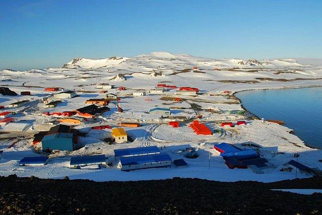18. İçinde bulunan hastane, postane, okul ve pansiyonlarla, Antarktika'nın en gözdesi olan bu köy, Şili'ye ait.
