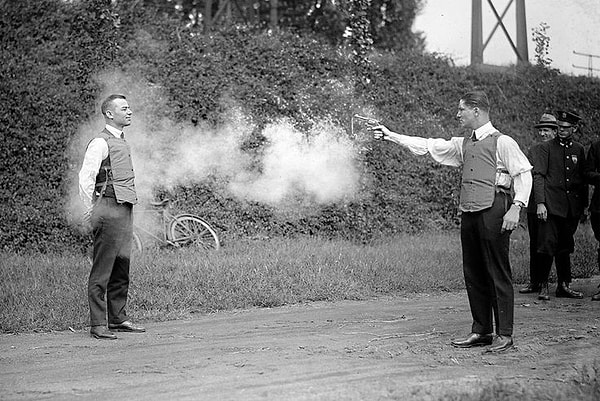 2. 1923 yılında, W.H. Murphy kurşun geçirmez yelek testini gerçekleştirirken.. Görseli