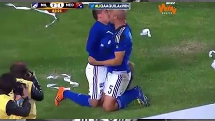 Dünyada Bir İlk: Öpüşerek Kutlanan Gol Sevinci