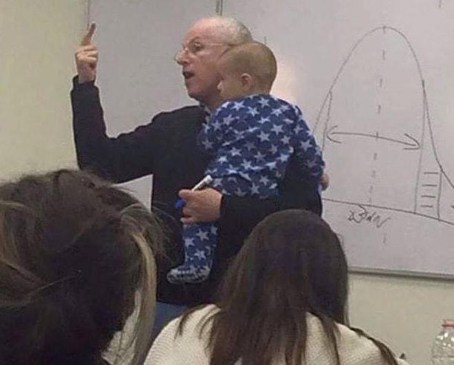 Öğrencisinin Ağlayan Bebeğini Kucağına Alıp, Dersine Devam Eden Müthiş Profesör