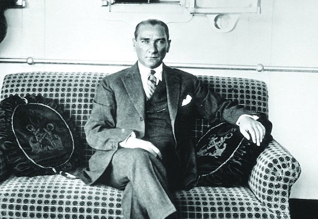 4. Atatürk giyimine dikkat eden son derece şık bir liderdi. Peki Atatürk hangi giysiyi sevmezdi?