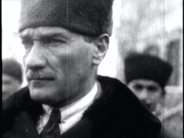 Atatürk'ün en önemli özelliklerinden biri de başarılı bir asker olmasıydı. Atatürk'ün rütbeleriyle ilgili hangisi doğrudur?