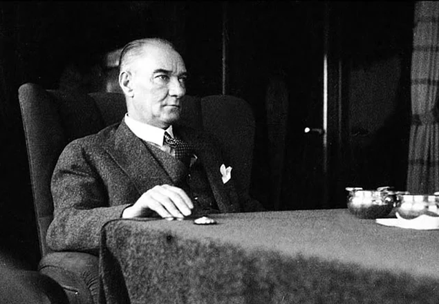 Mustafa Kemal, Atatürk soyadını hangi yıl almıştır?