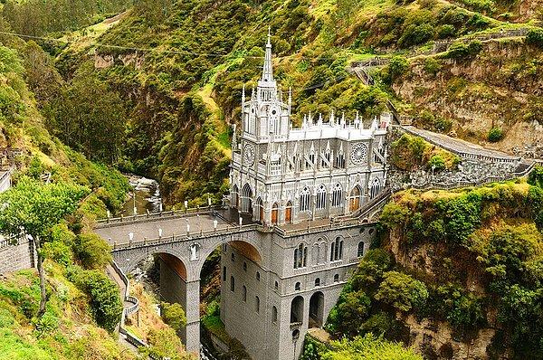28. Kolombiya'nın tepelik, kırsal bölgesinde bulunan Las Lajas Kilisesi, 1916-1944 yılları arasında Bakire Meryem' in anısına inşaa edilmiştir. Gelen ziyaretçiler mucize dilemek için kiliseyi saran kayalıklar üzerine plaklar yerleştirirler.