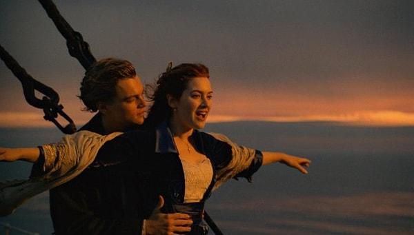 14. Bir düzineye yakın yeni evli çift balayılarını kutlamak için Titanik gemisini tercih etmişlerdi.