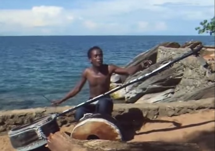 Kendi İmkanlarıyla Yaptığı Enstrümanla Çoğu Profesyonelden Daha İyi Müzik Yapan Çocuk