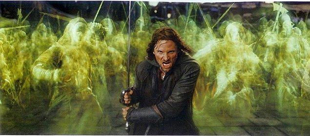 35. Pelennor Çayırında Aragorn'un öldürdüğü ilk Ork Viggo Mortensen'ın oğlu Henry'miş.