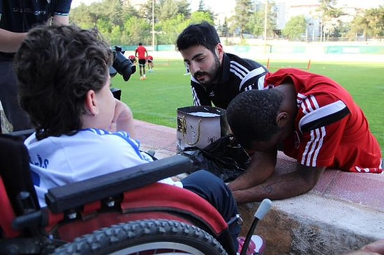 Teselliye Gitti O da Yıkıldı... 13 Yaşındaki Engelli Taraftar Ayşenur Türkiye'yi Böyle Ağlattı