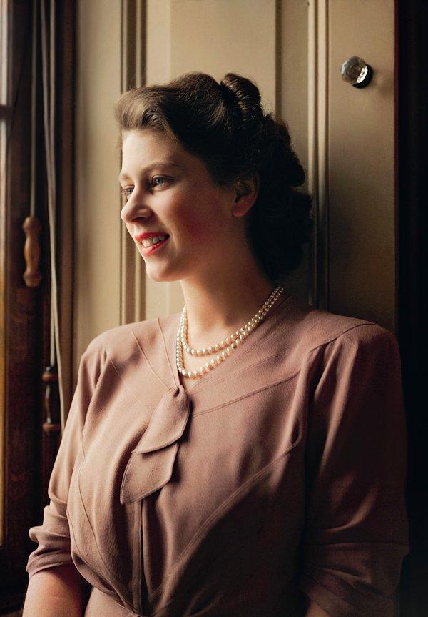 9. 1946 yılında Buckingham Sarayı'nın oturma odasındaki genç Kraliçe II. Elizabeth